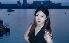 两个人一前一后中间